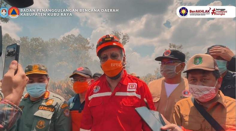 PJ Gubernur Kalimantan Barat Meninjau Lokasi Karhutla dan melakukan Pemadaman secara langsung di Lokasi Desa Rasau Jaya Umum Kecamatan Rasau Jaya Kabupaten Kubu Raya 