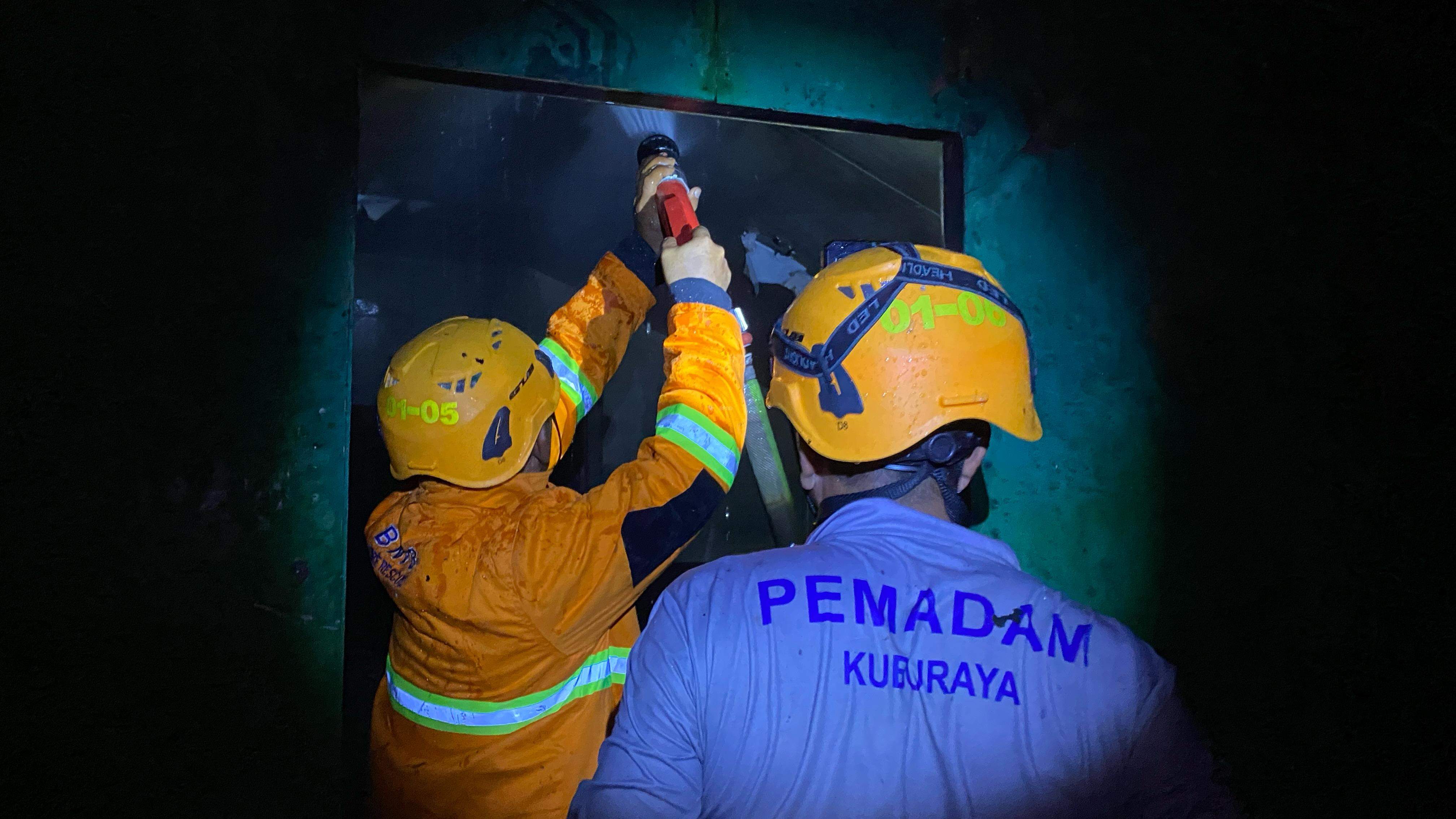 KEBAKARAN RUMAH WARGA DI DESA LIMBUNG BERHASIL DIATASI TIM DAMKAR KUBU RAYA